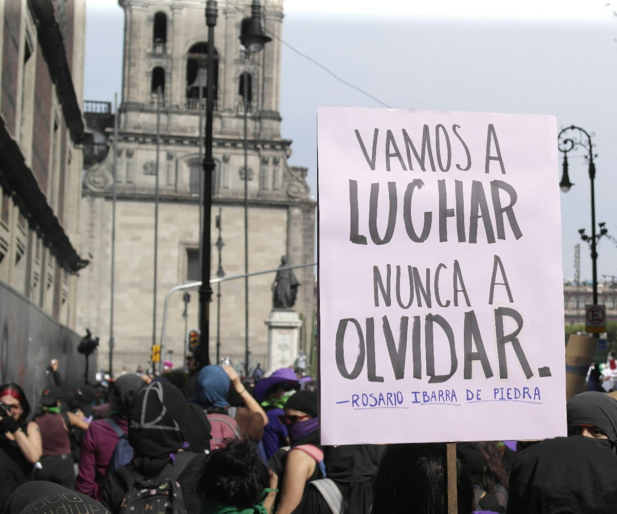 Marcha feminista con el cartel «Vamos a luchar, nunca a olvidar»