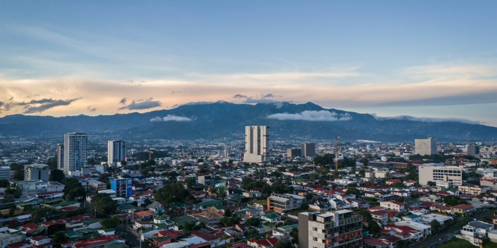 Vista de San José, Costa Rica, con las montañas del Valle Central